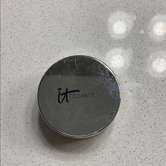 it cosmetics Other - IT Cosmetics Bye Bye pores finishing powder it cosmetics Other - IT Cosmetics Bye Bye pores finishing powder